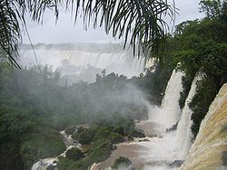 http://upload.wikimedia.org/wikipedia/commons/thumb/f/f0/Cataratas027.jpg/250px-Cataratas027.jpg